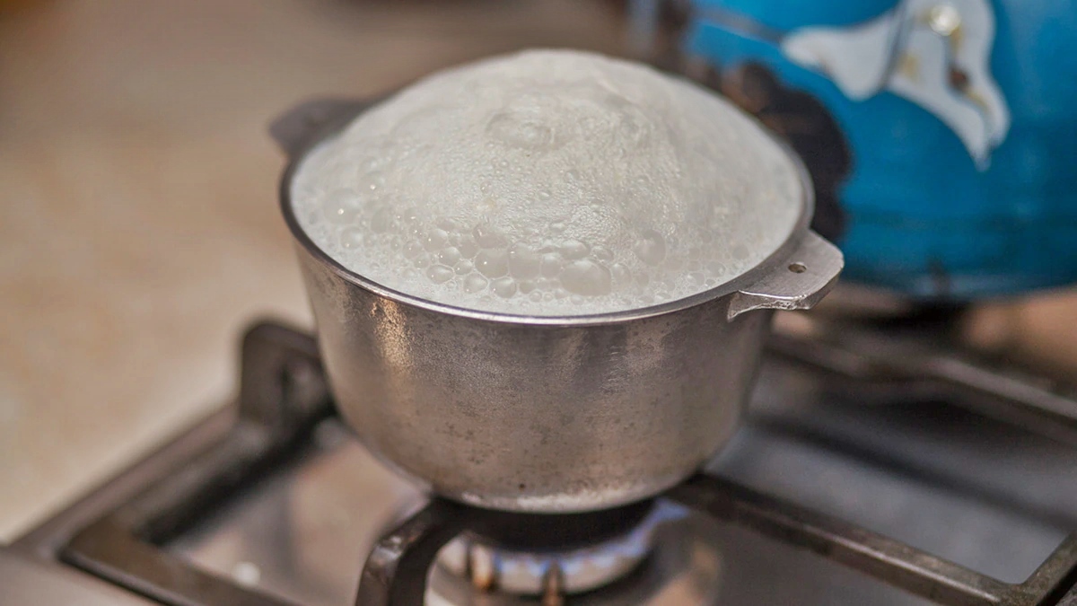 how-to-boil-milk-on-stove