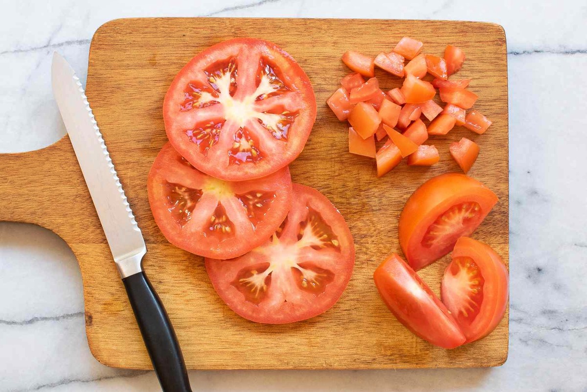 how-to-chop-a-tomato