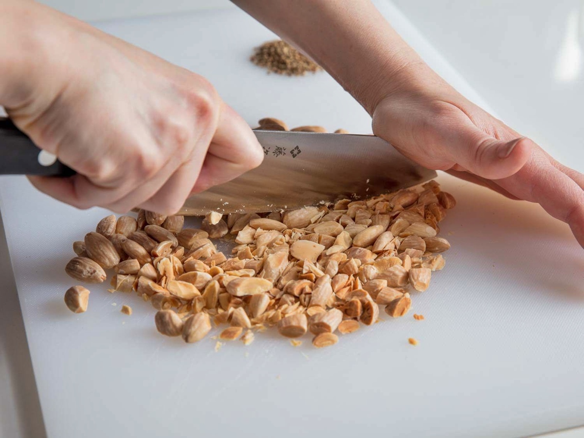 how-to-chop-almonds-quickly