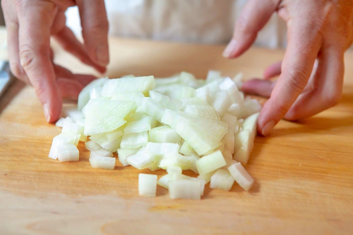 how-to-chop-an-onion