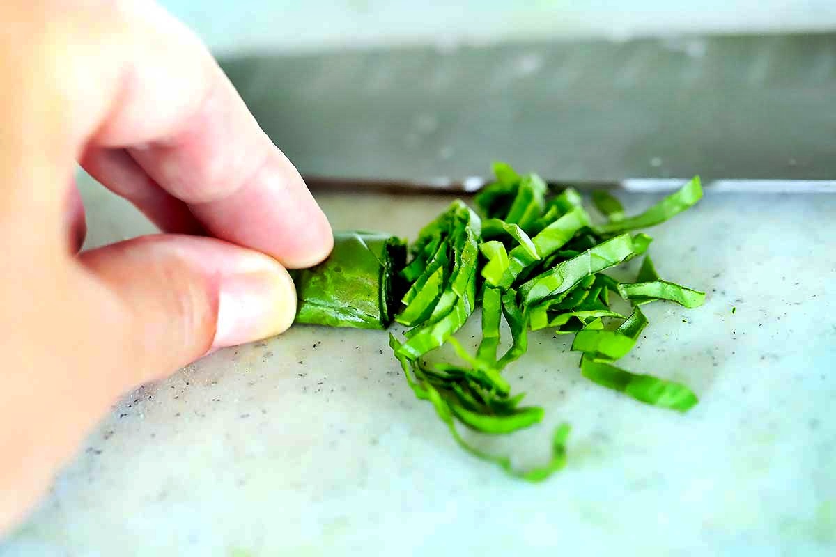 how-to-chop-basil-for-leaves
