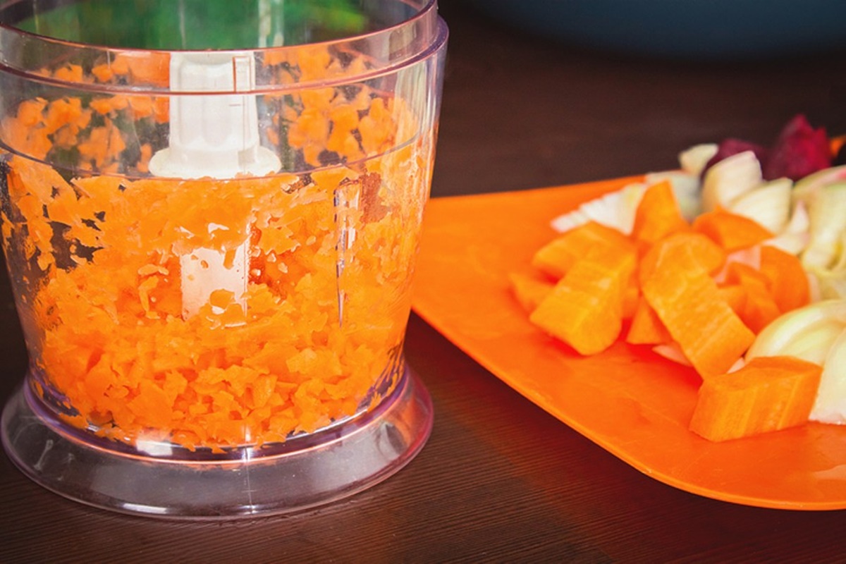 Grinding carrots using an electric food processor - home cooking