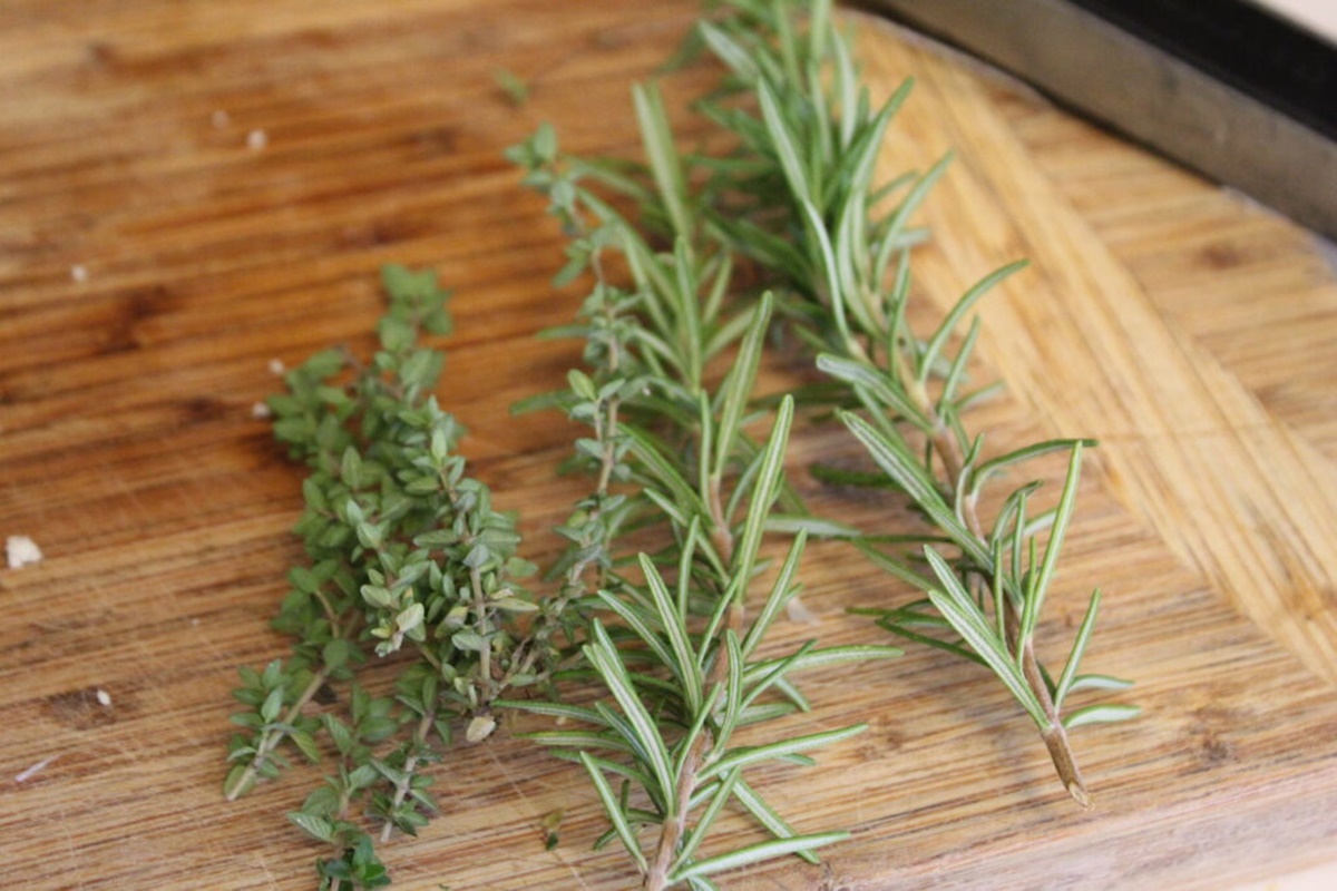 how-to-chop-fresh-rosemary-and-thyme