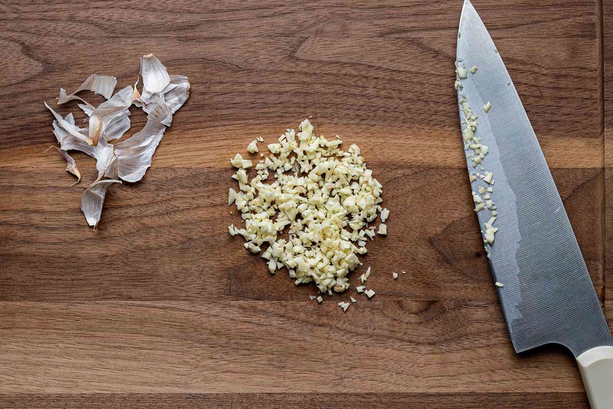 how-to-chop-garlic-for-sauces