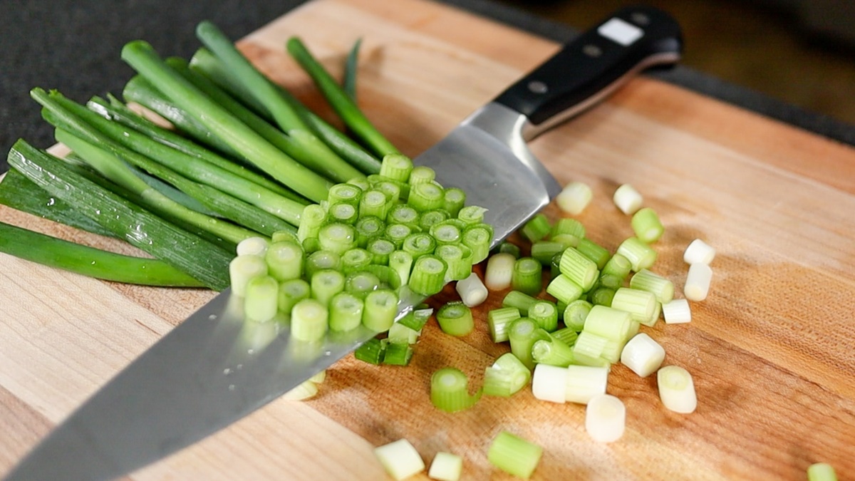 How to Cut Green Onions (Scallions), Recipe