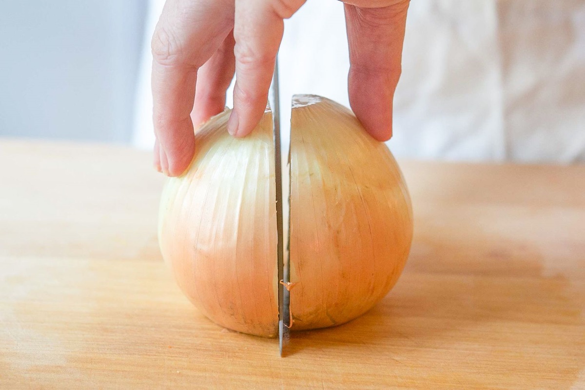 how-to-chop-half-an-onion