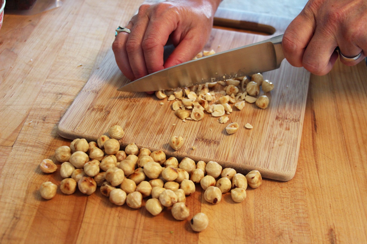 how-to-chop-hazelnuts