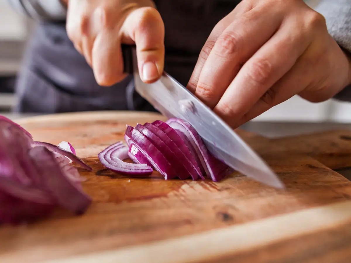 how-to-chop-onion-into-wedges