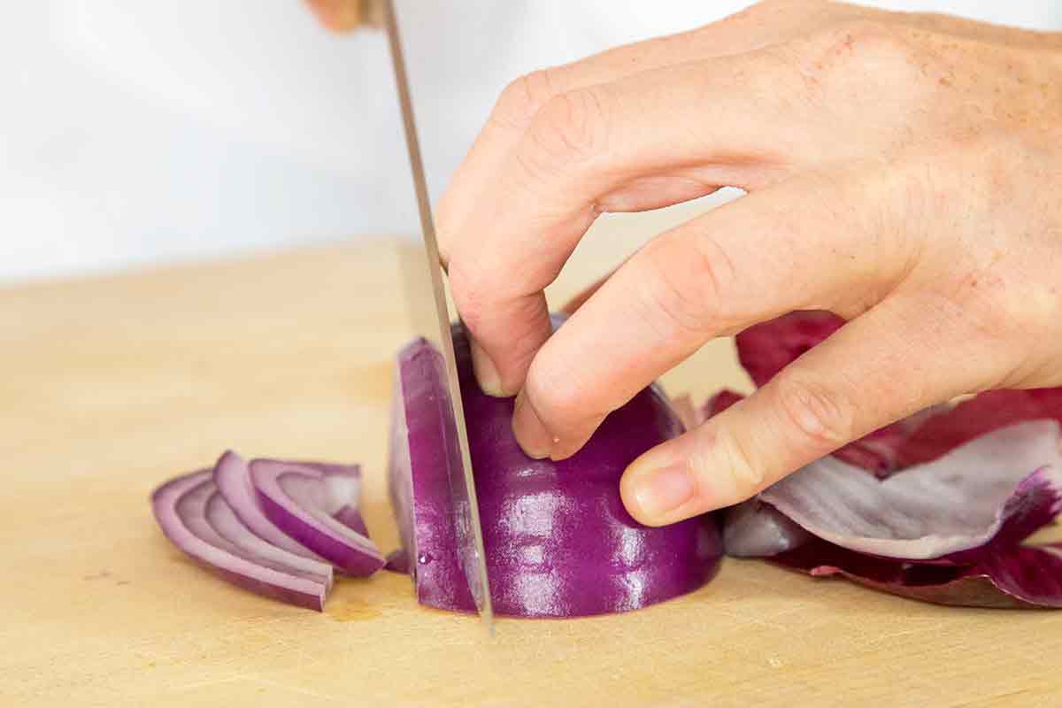 how-to-chop-onion-slices
