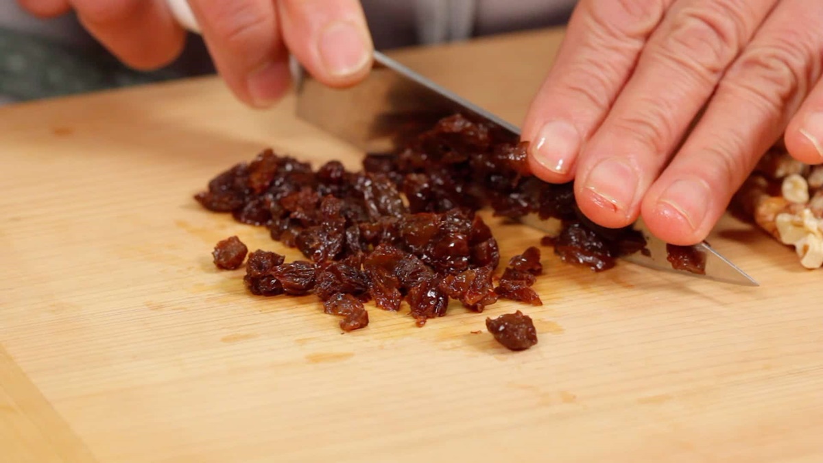how-to-chop-raisins