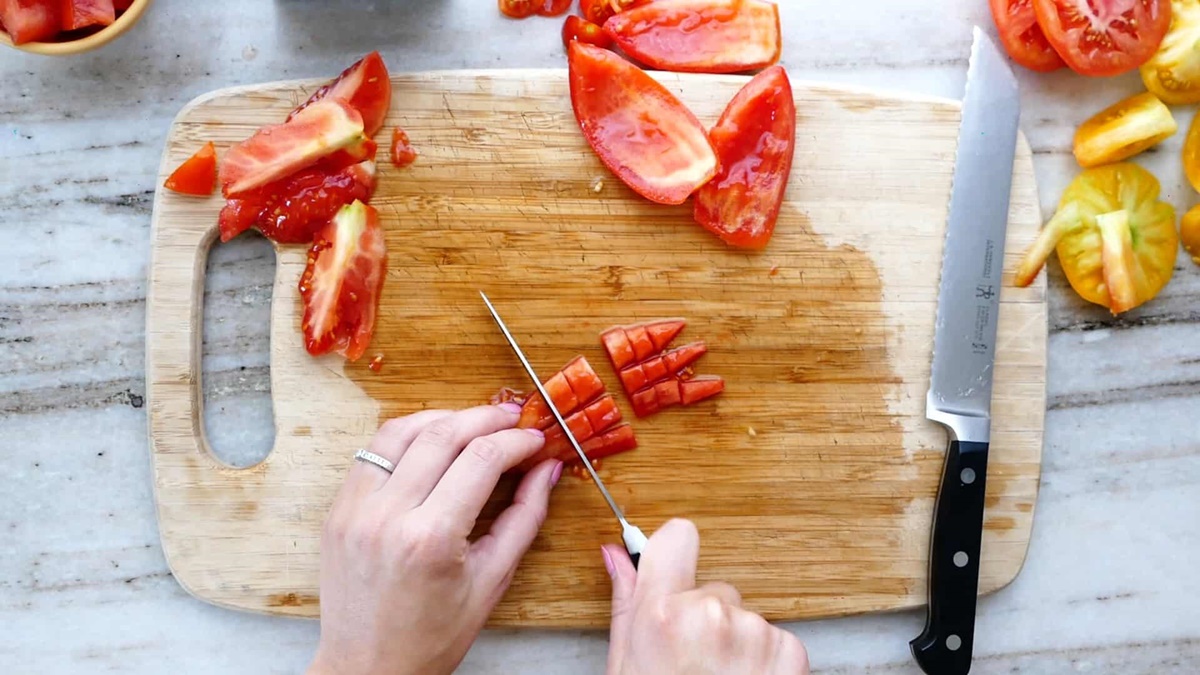 how-to-chop-roma-tomatoes