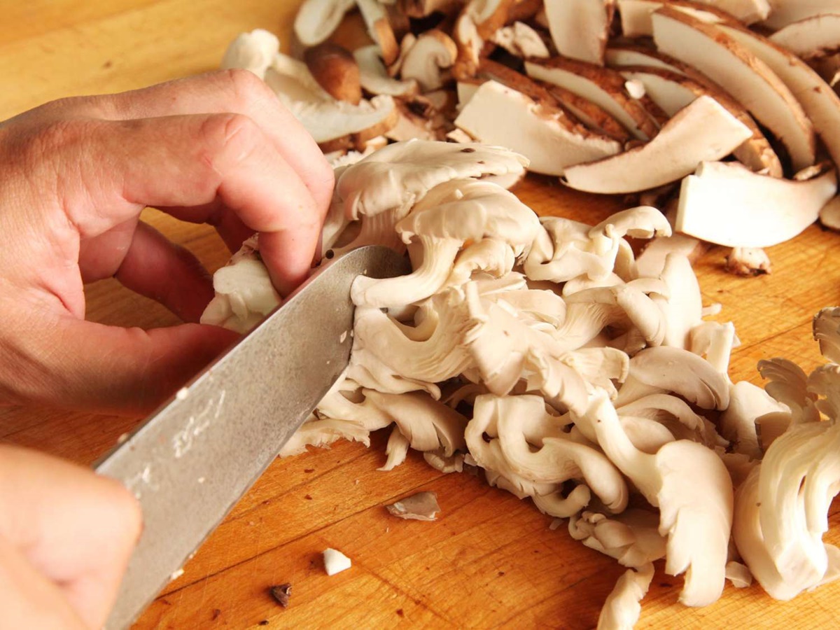 how-to-chop-shiitake-mushrooms