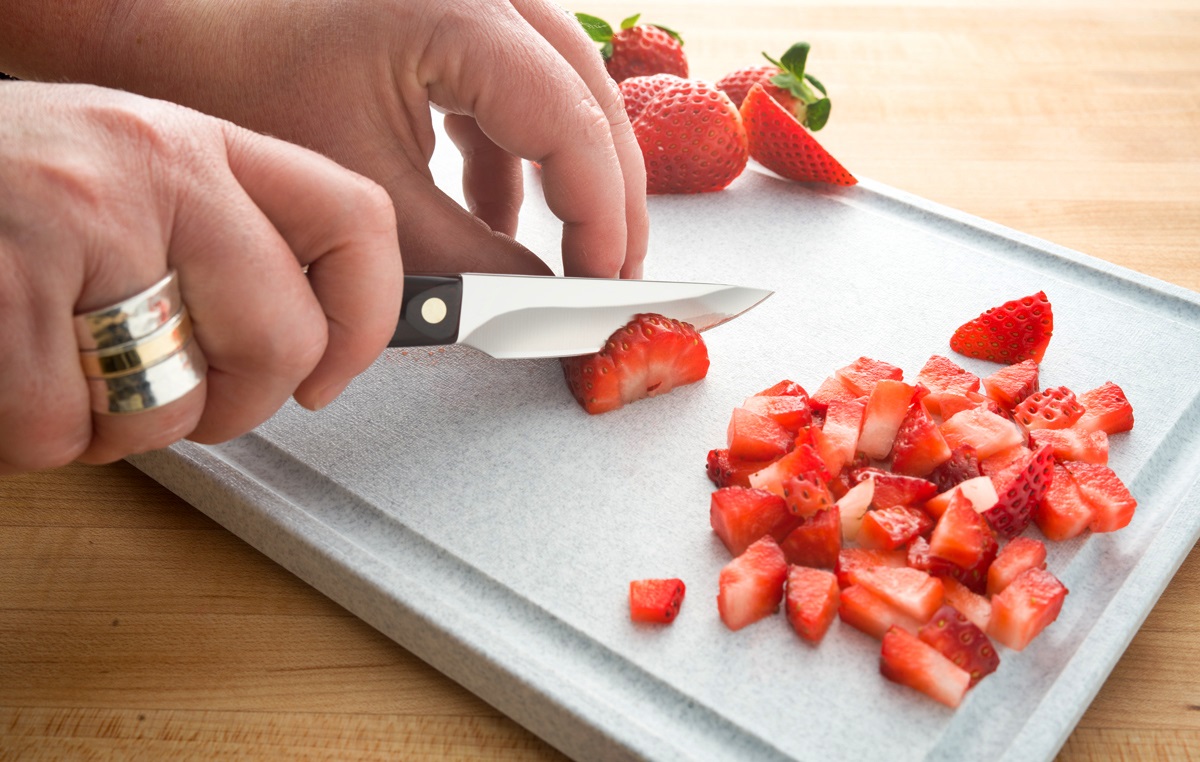 how-to-chop-strawberries-for-banana-pudding