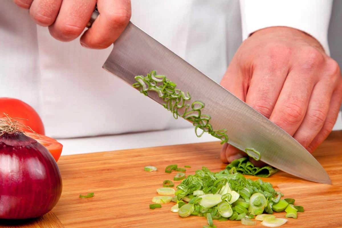 https://recipes.net/wp-content/uploads/2023/10/how-to-chop-vegetables-with-a-knife-1696792614.jpg