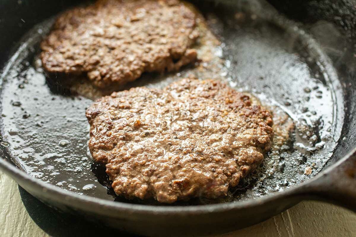 https://recipes.net/wp-content/uploads/2023/10/how-to-cook-a-burger-in-a-pan-1697758558.jpg