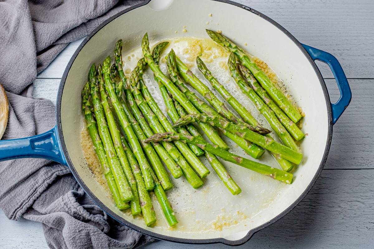 how-to-cook-asparagus-on-the-stove-with-butter-and-garlic