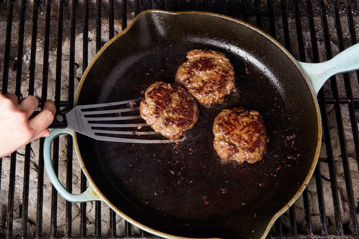 Cooking a Burger in Cast Iron Skillet – Lid & Ladle