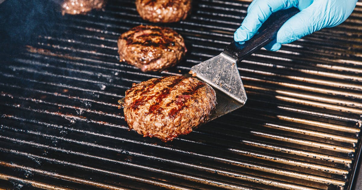 how-to-cook-burger-on-charcoal-grill