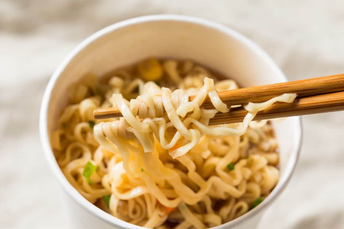 how-to-cook-chicken-ramen-noodles-in-the-microwave