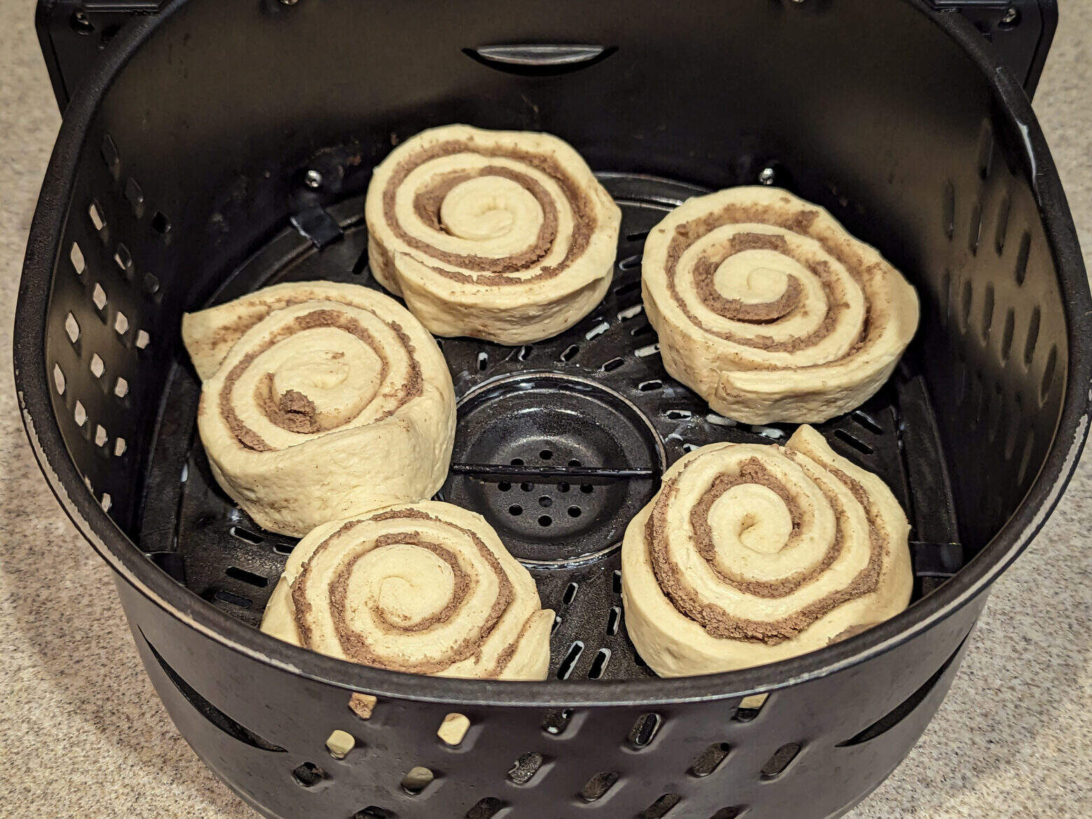 how-to-cook-cinnamon-rolls-in-the-air-fryer