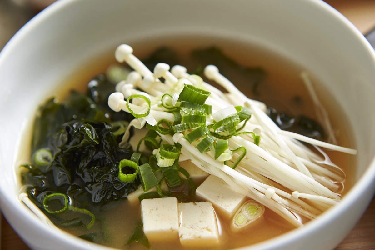 how-to-cook-enoki-mushrooms-in-soup