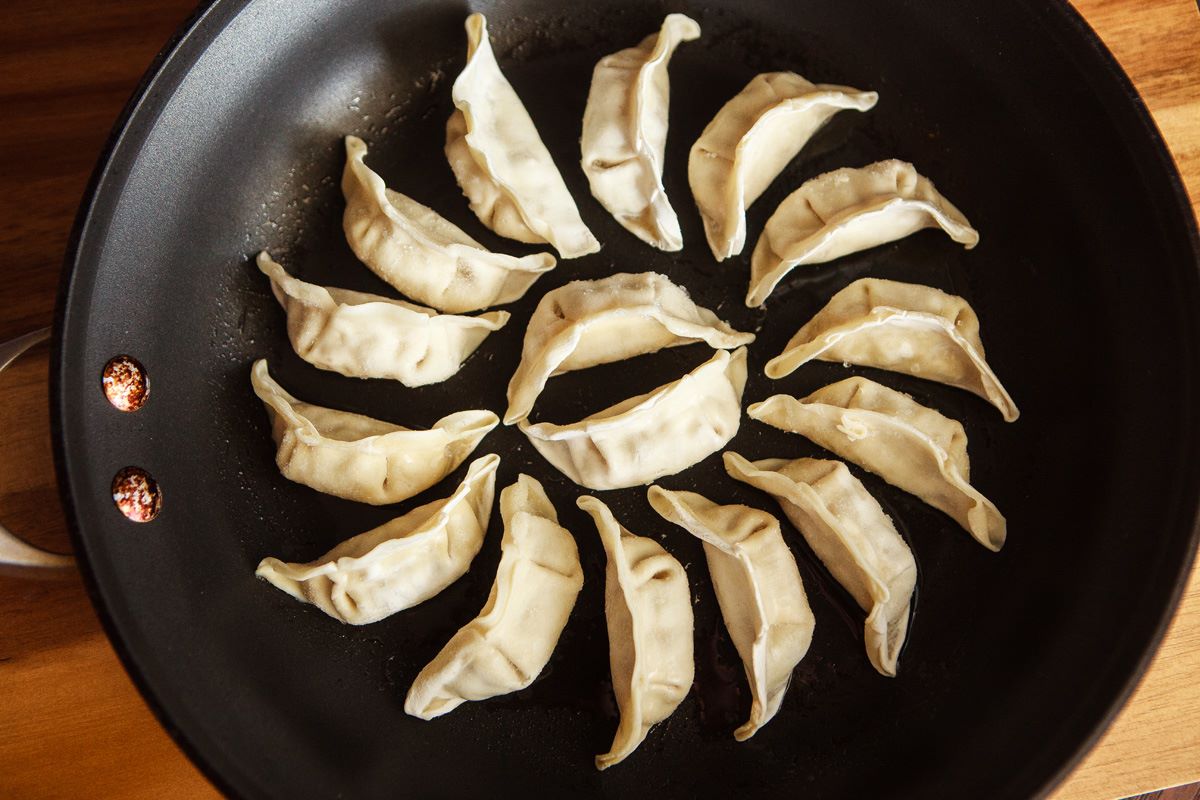 how-to-cook-frozen-dumplings-pan-fry