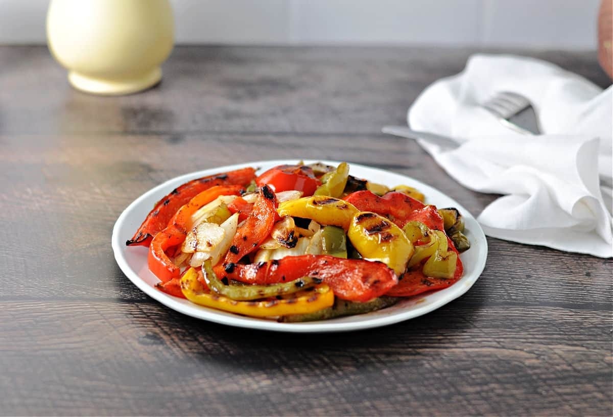 https://recipes.net/wp-content/uploads/2023/10/how-to-cook-frozen-peppers-and-onions-1698144269.jpg