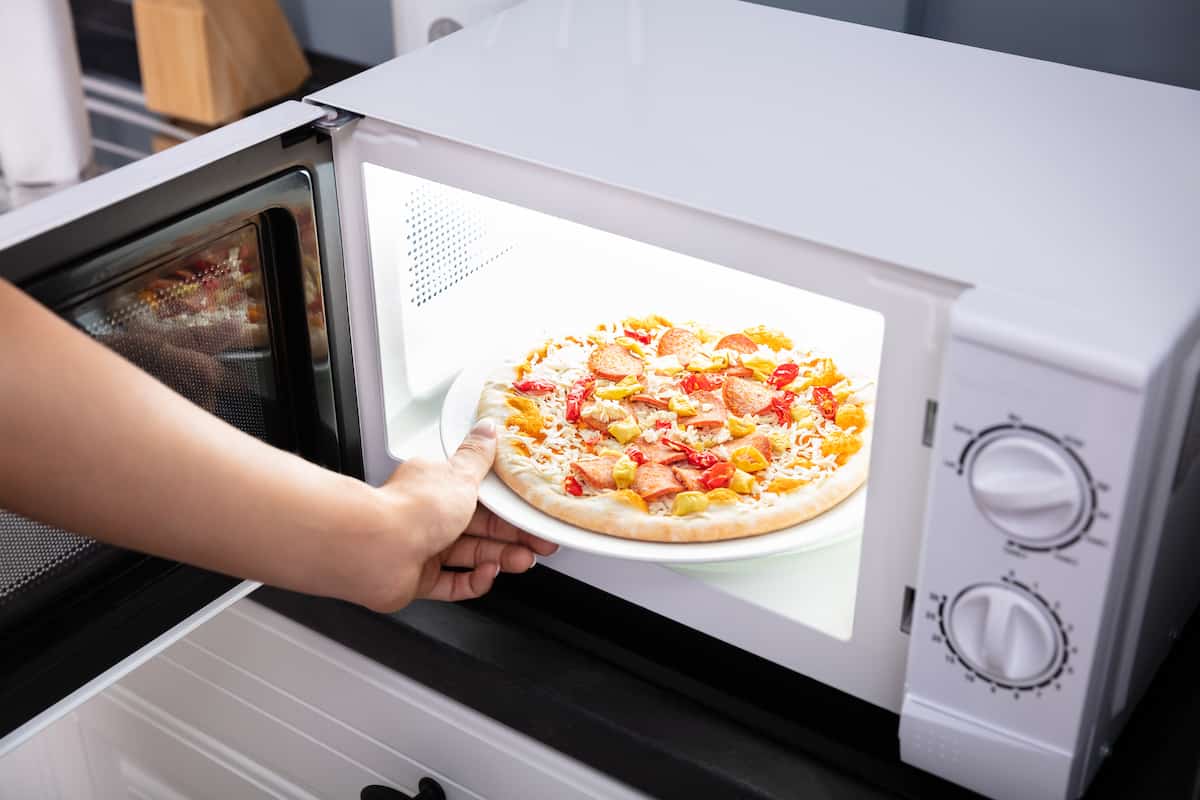how-to-cook-frozen-pizza-in-microwave