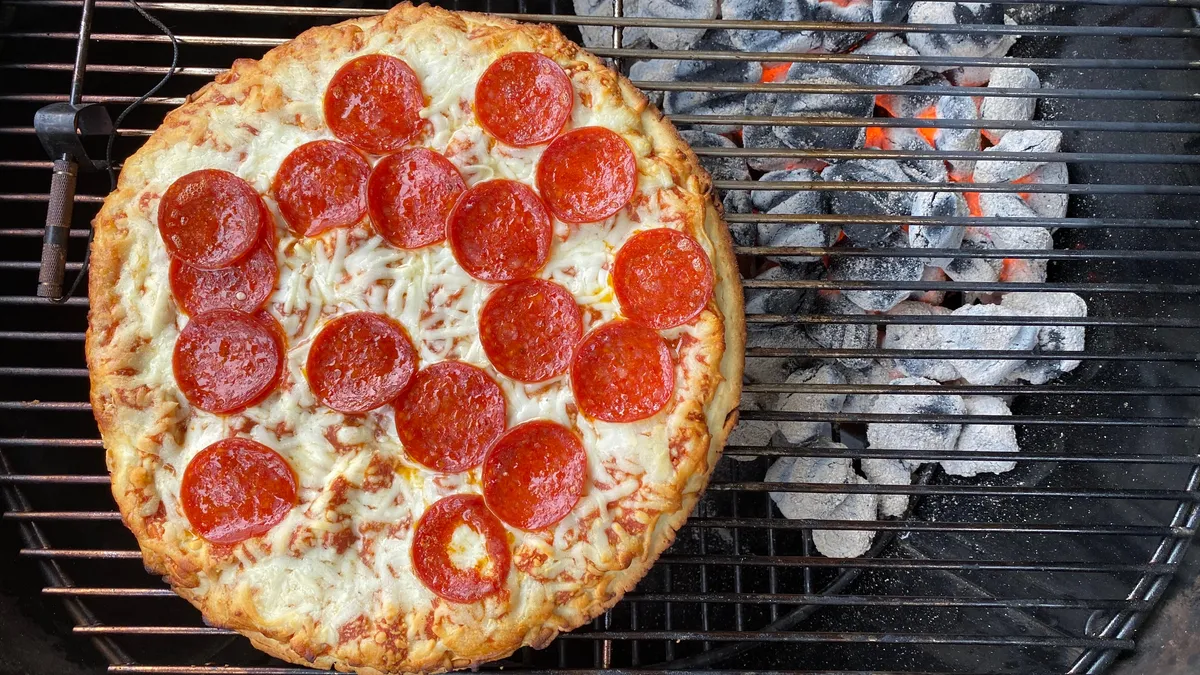 how-to-cook-frozen-pizza-on-the-grill