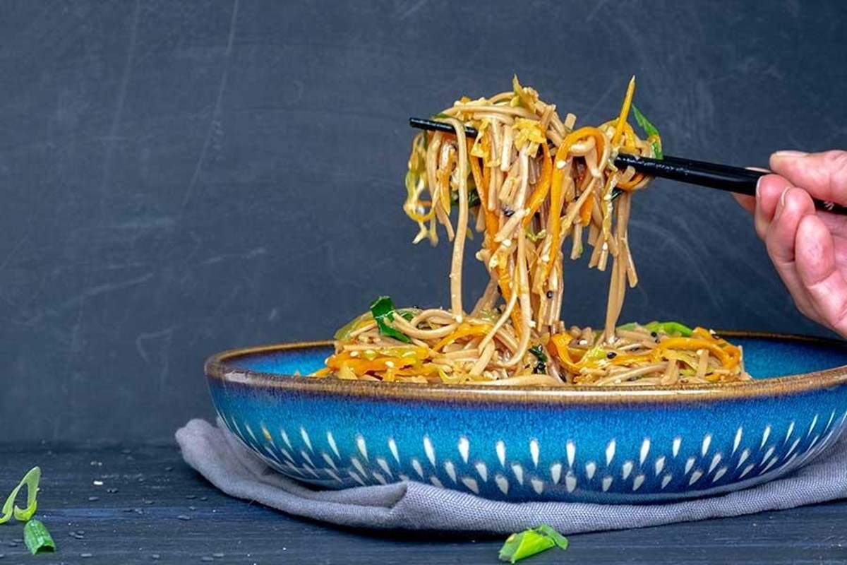 how-to-cook-hibachi-noodles-on-a-griddle