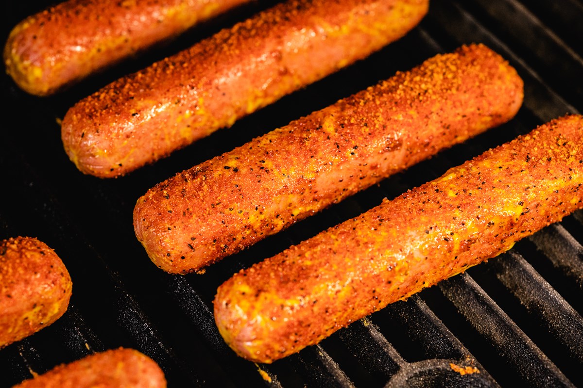 https://recipes.net/wp-content/uploads/2023/10/how-to-cook-hot-dogs-on-blackstone-griddle-1698588603.jpg