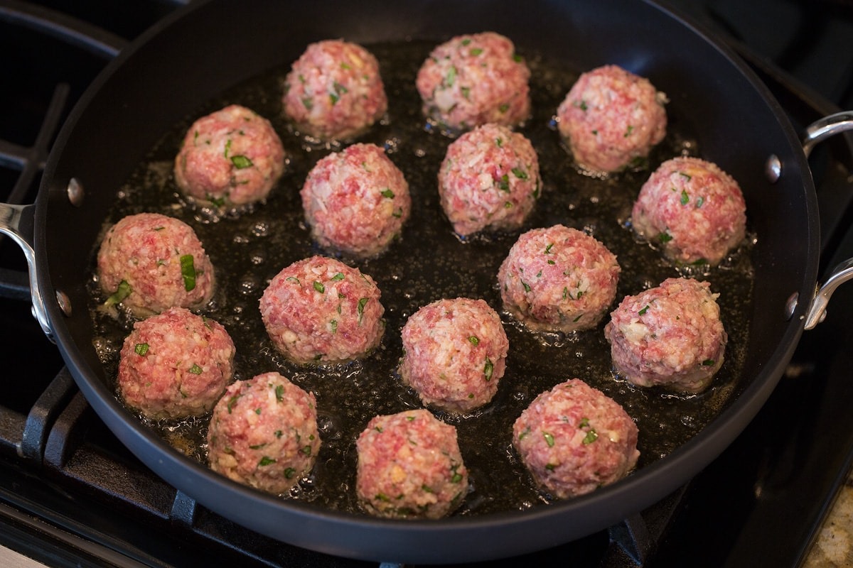 how-to-cook-meatballs-in-a-skillet
