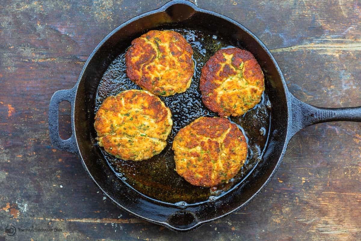 how-to-cook-salmon-burgers-in-cast-iron-skillet