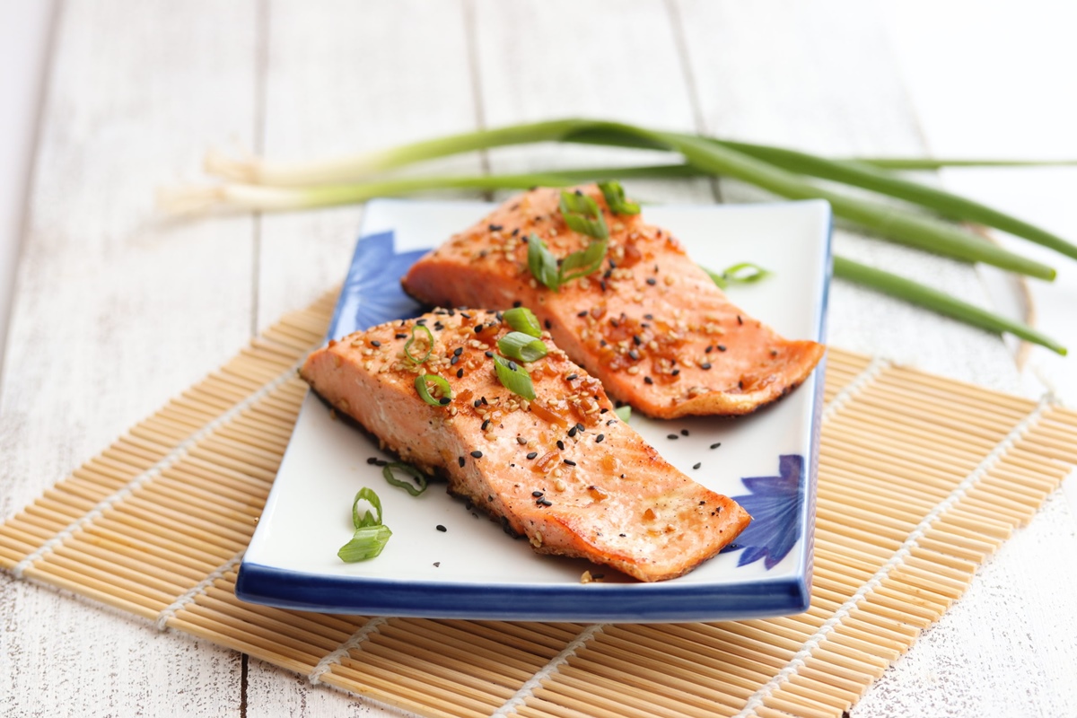 https://recipes.net/wp-content/uploads/2023/10/how-to-cook-salmon-with-skin-on-blackstone-griddle-1698586294.jpg