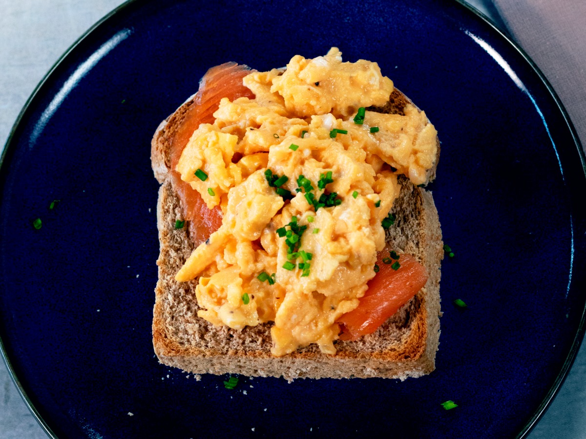 how-to-cook-scrambled-eggs-in-air-fryer