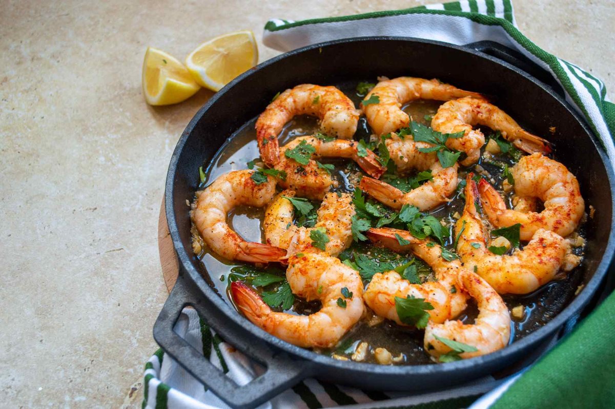 https://recipes.net/wp-content/uploads/2023/10/how-to-cook-shrimp-in-a-cast-iron-skillet-1698755053.jpg