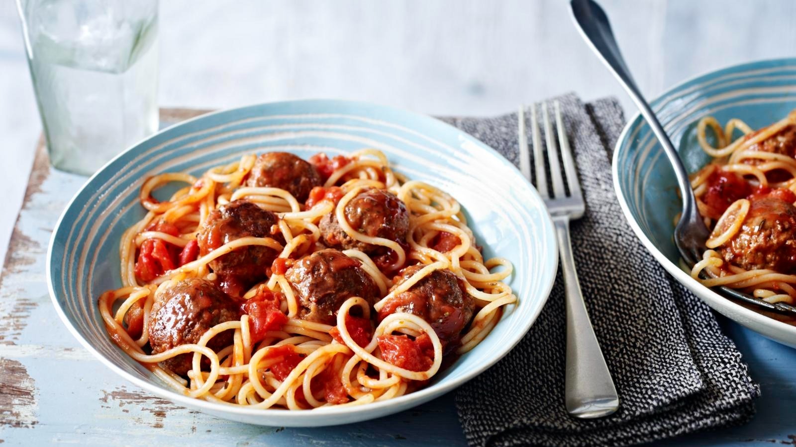Some spaghetti. Спагетти с мясными шариками в томатном соусе. Макароны с мясом в томатном соусе. Спагетти с тефтелями в томатном соусе. Фрикадельки со спагетти.