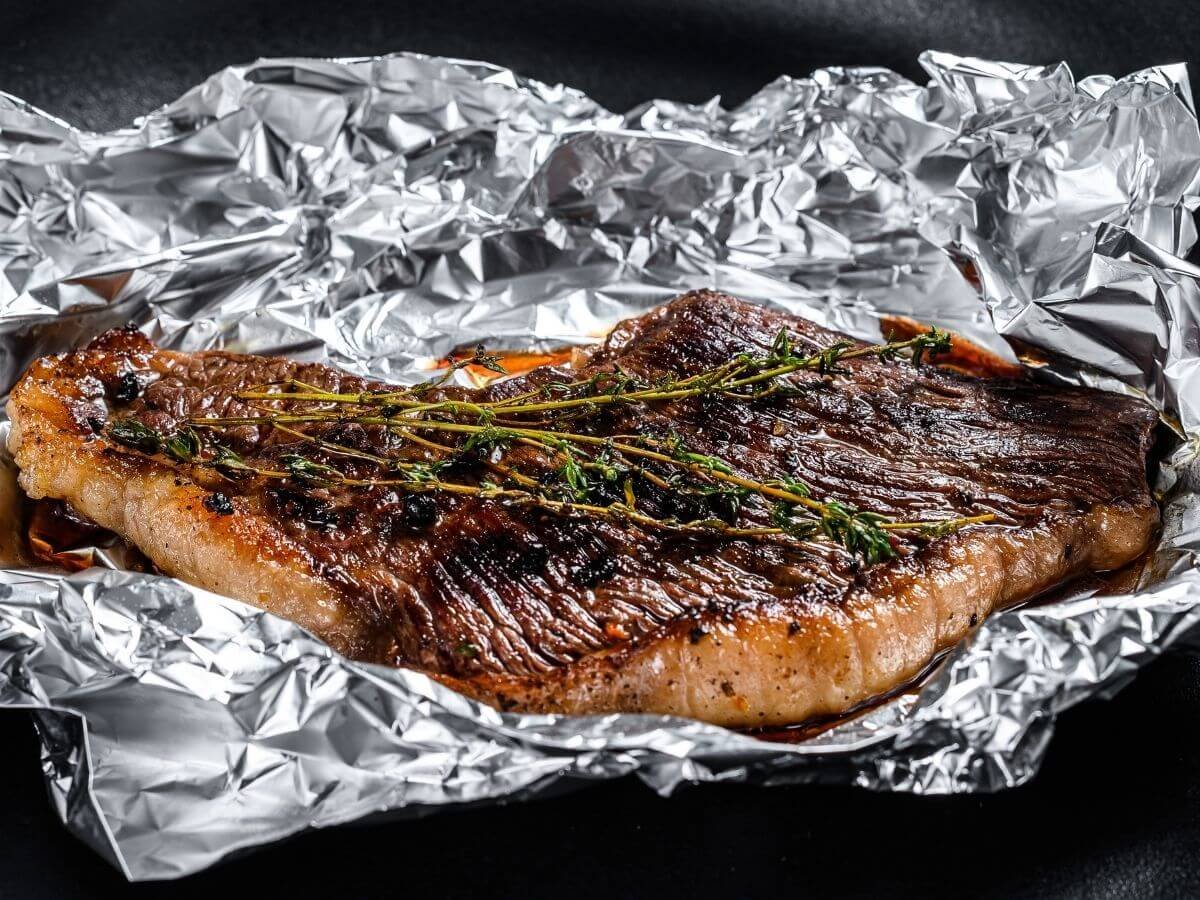 https://recipes.net/wp-content/uploads/2023/10/how-to-cook-steak-in-the-oven-with-foil-1696403883.jpeg