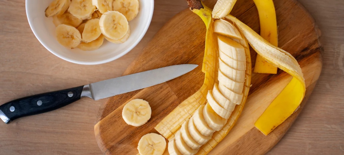 how-to-cut-a-banana-inside-the-peel
