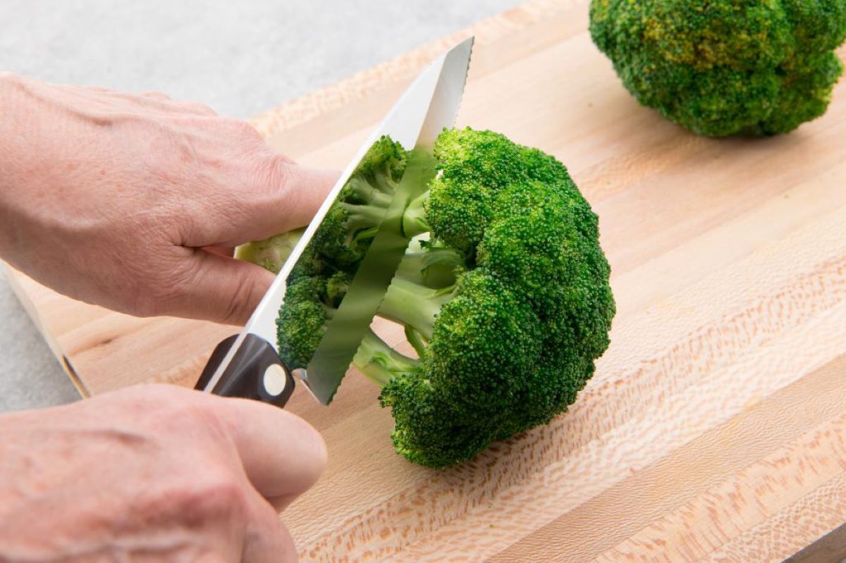 how-to-cut-a-head-of-broccoli