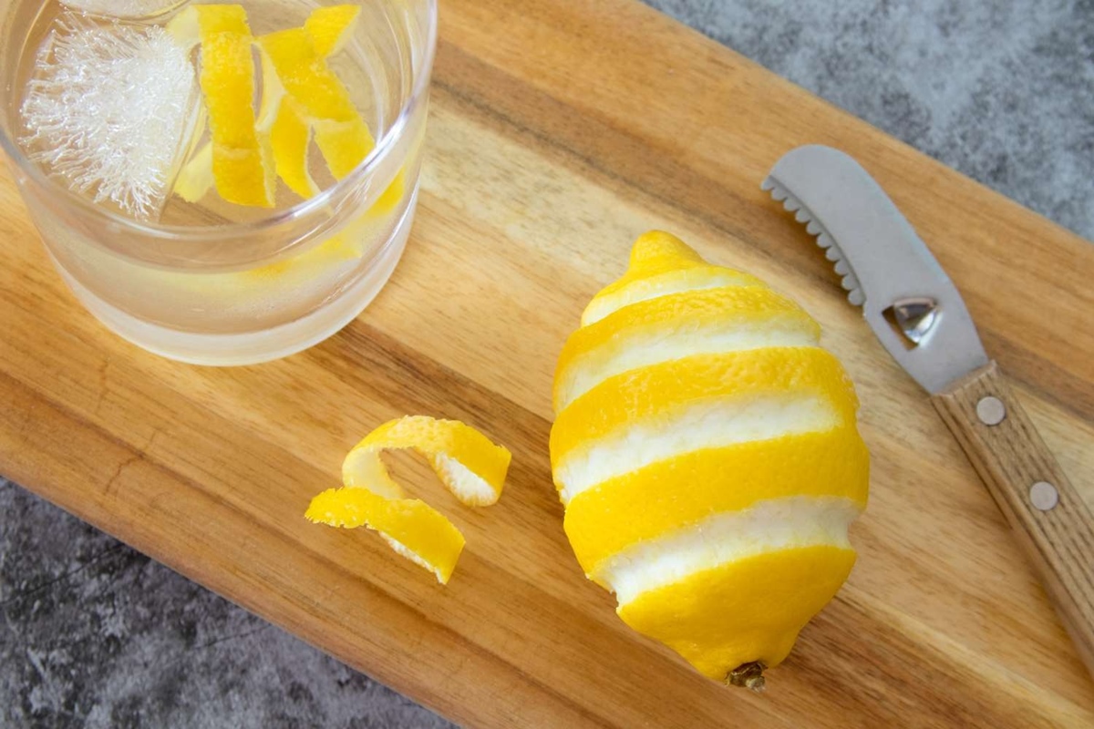 how-to-cut-a-lemon-twist