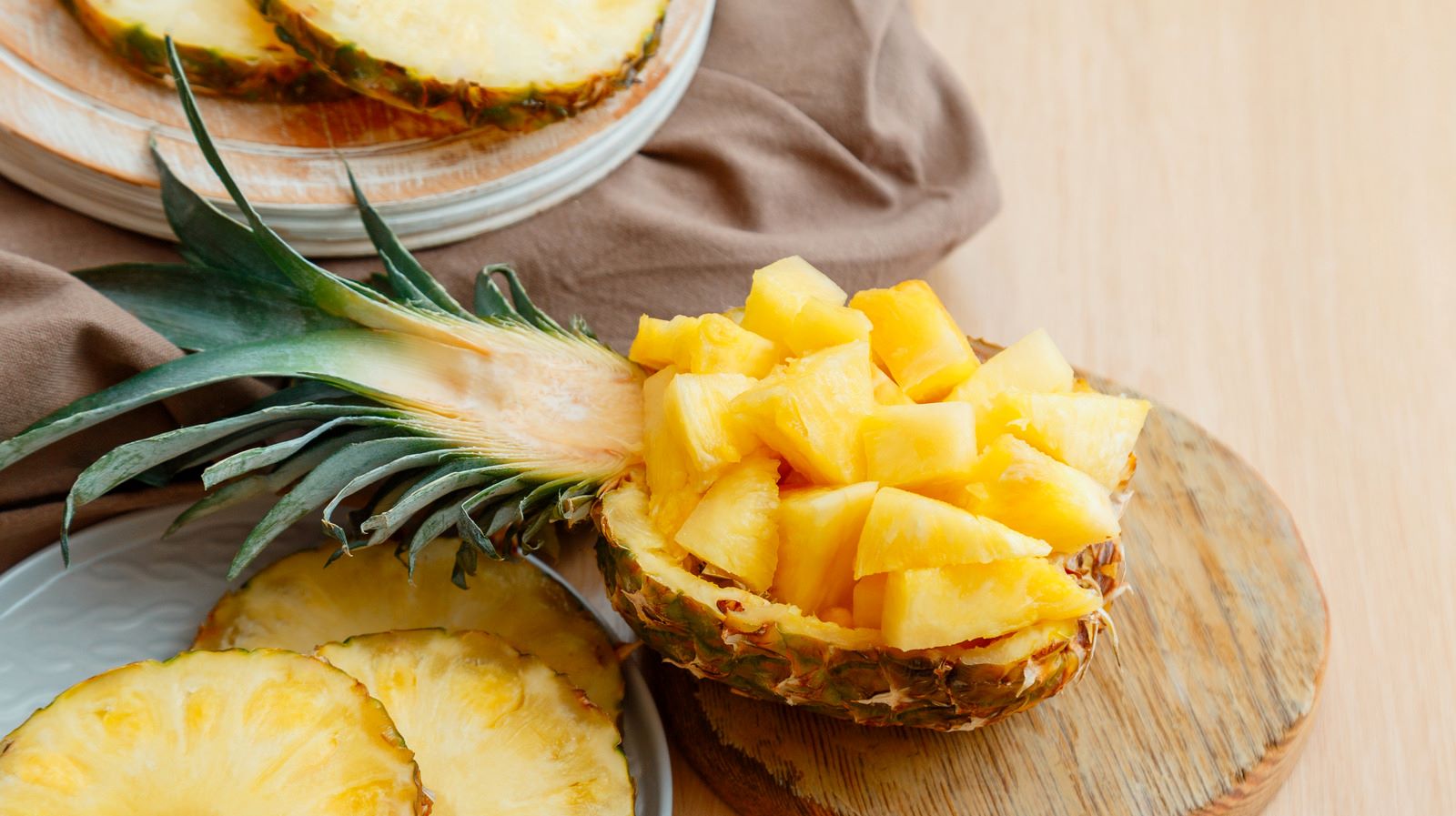 how-to-cut-a-pineapple-bowl