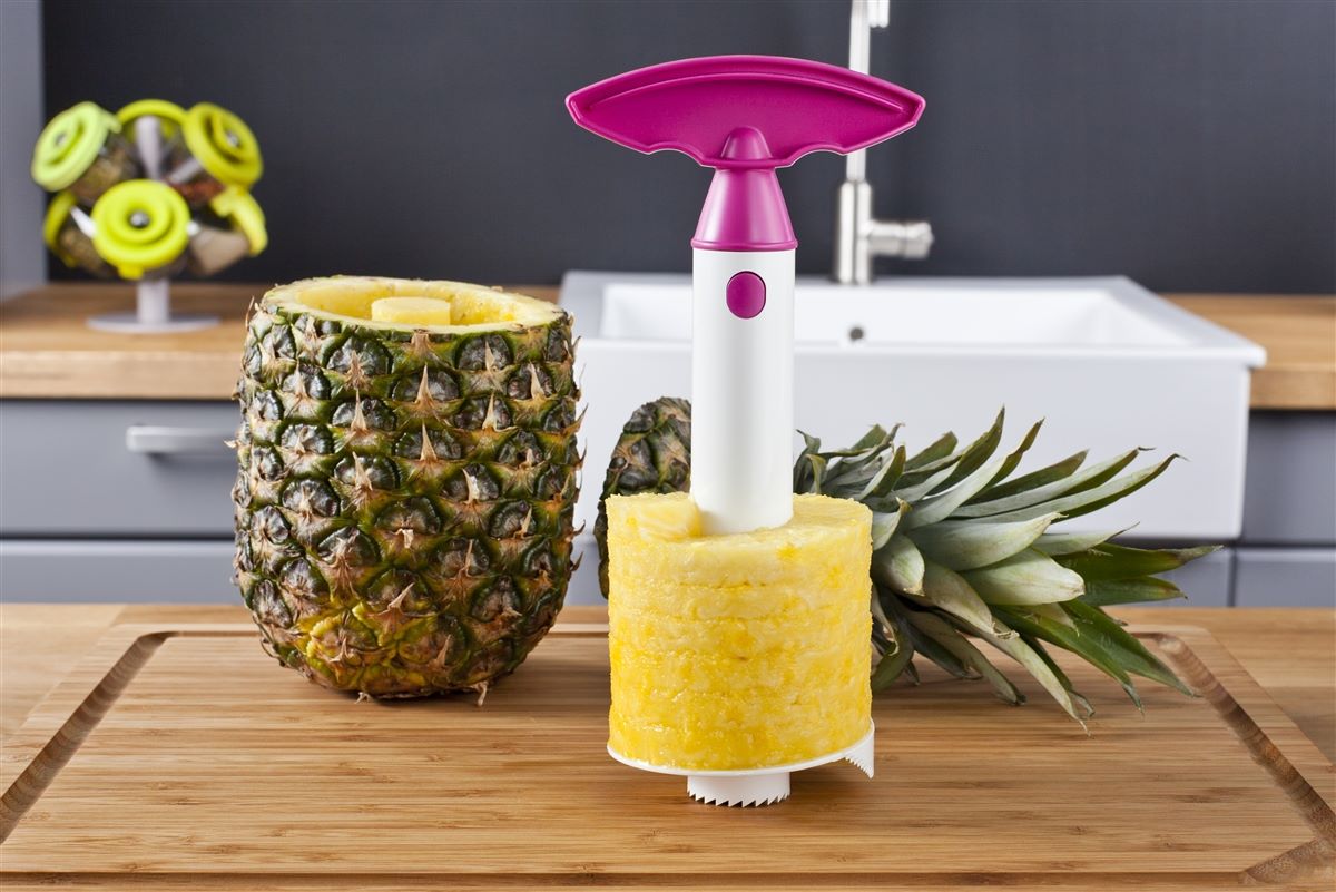 how-to-cut-a-pineapple-with-a-pineapple-cutter