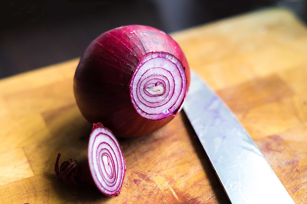 how-to-cut-a-red-onion-for-salad