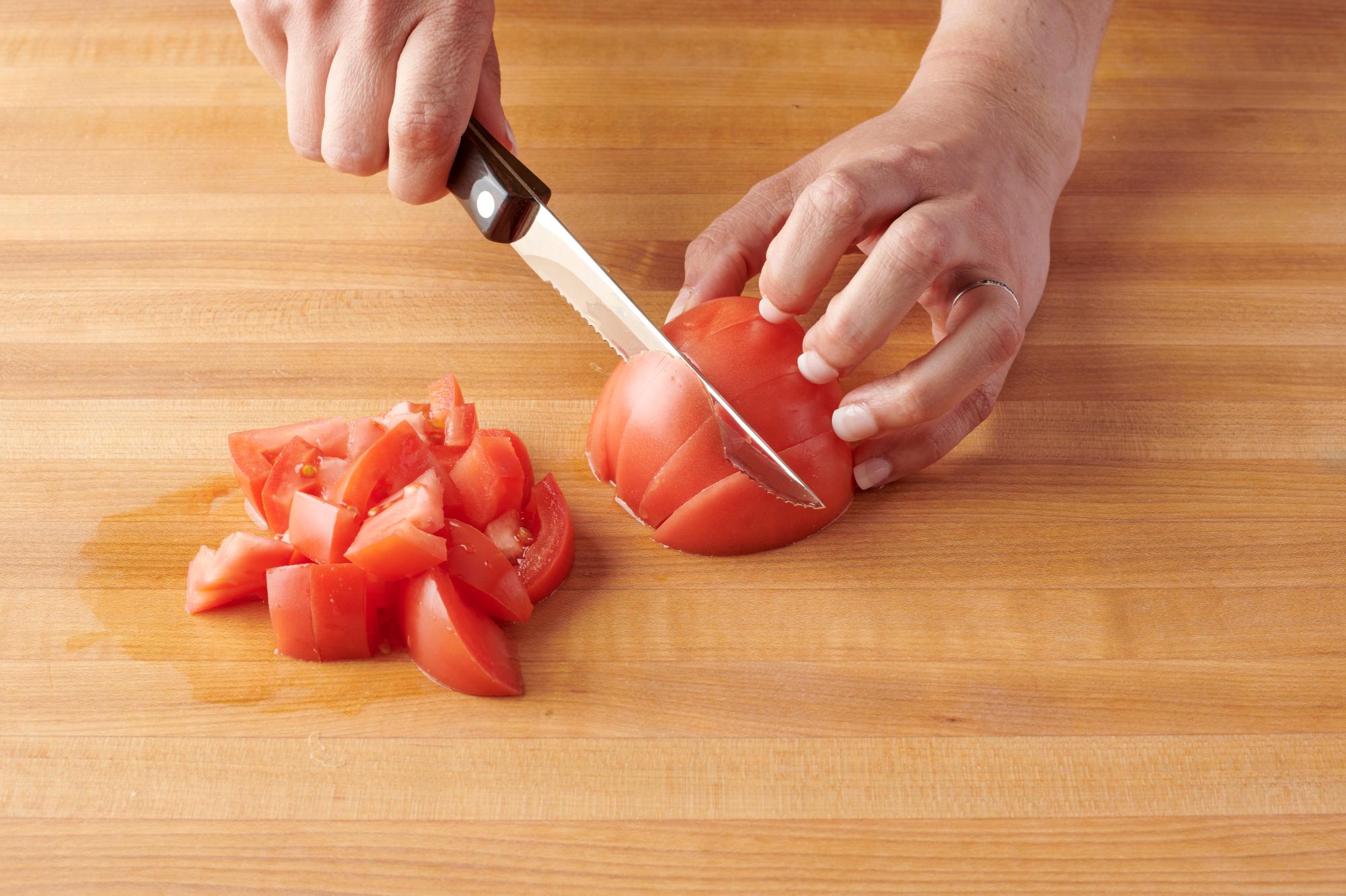how-to-cut-a-tomato-for-a-salad