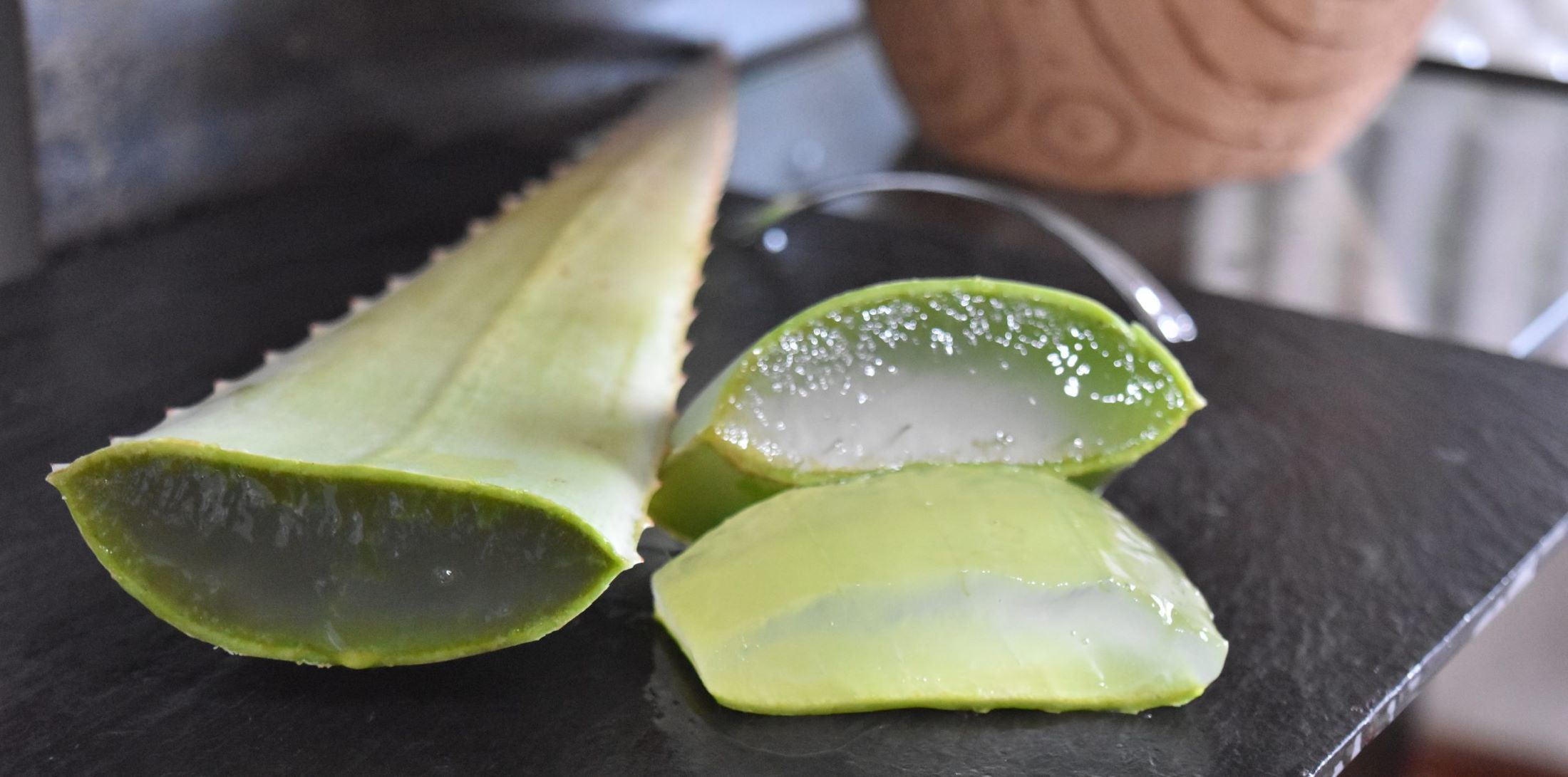 how-to-cut-aloe-vera-leaf-for-face
