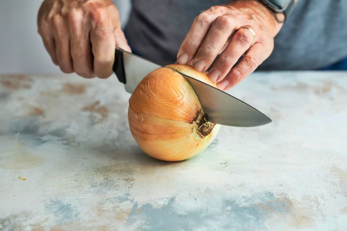 how-to-cut-an-onion-for-salad