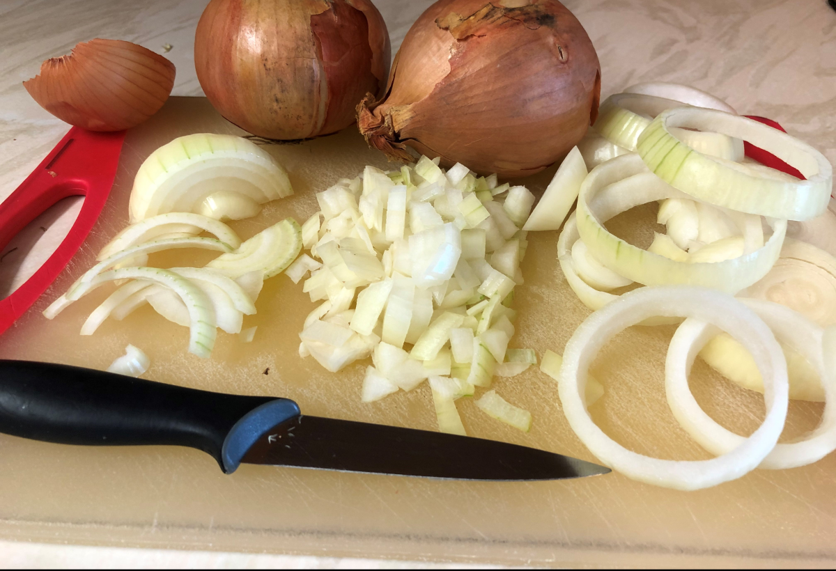 how-to-cut-an-onion-for-soup