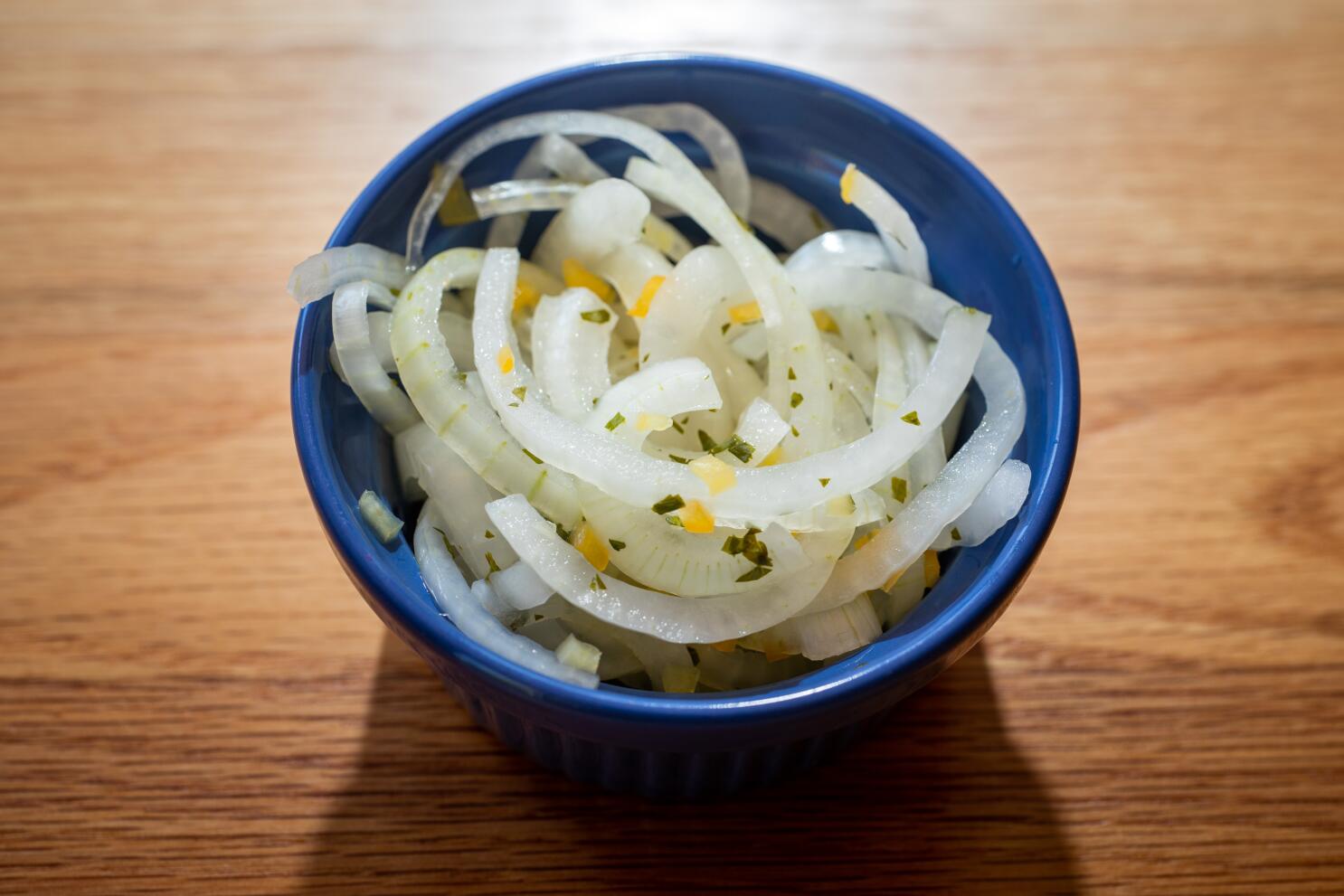how-to-cut-an-onion-in-strips