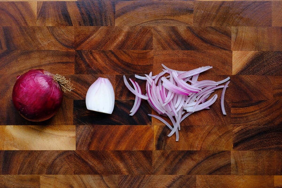 how-to-cut-an-onion-into-strips